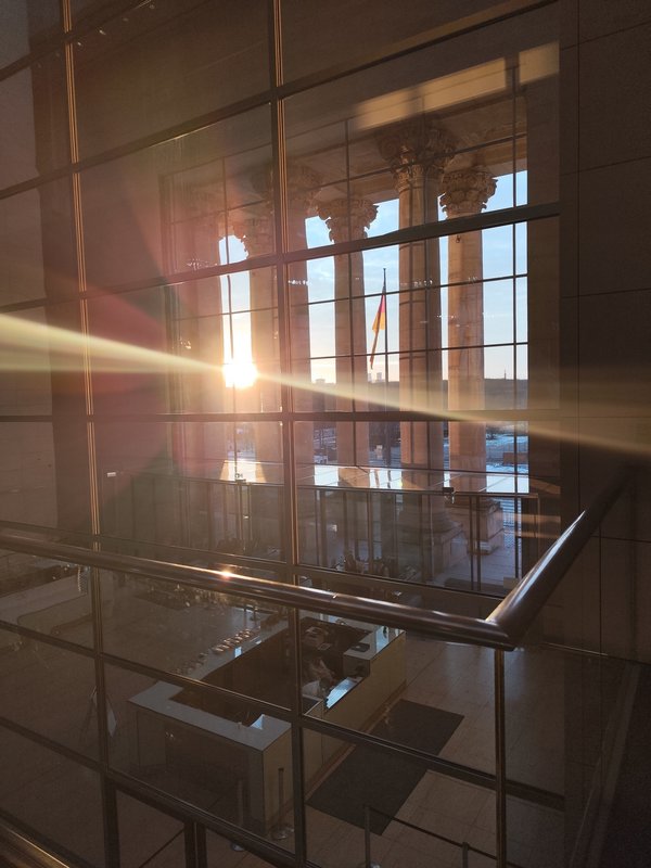 Stimmungsvolles Licht im Deutschen Bundestag. Im Hintergrund eine Deutschlandfahne. SStimmungsvolles Licht im Deutschen Bundestag. Im Hintergrund eine Deutschlandfahne